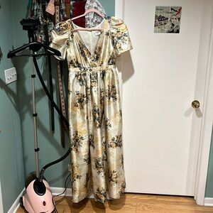 Beautiful butter-yellow, floral Anthropologie gown with pockets 💛!